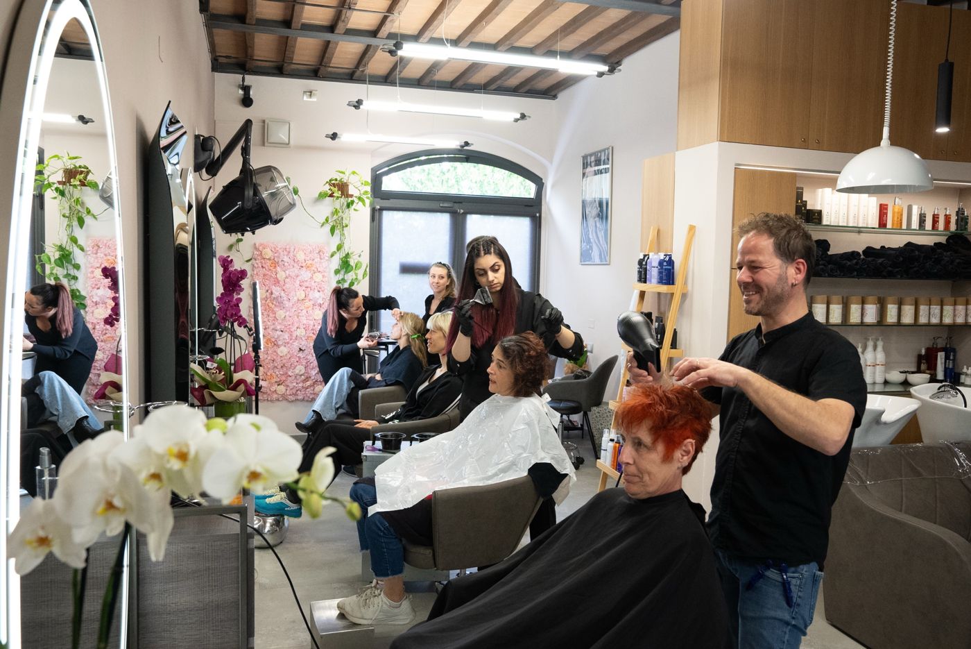 Il salone Hairshaper durante una giornata di lavoro