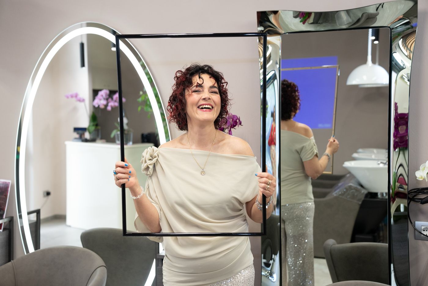 Cliente sorridente con una cornice nel salone Hairshaper