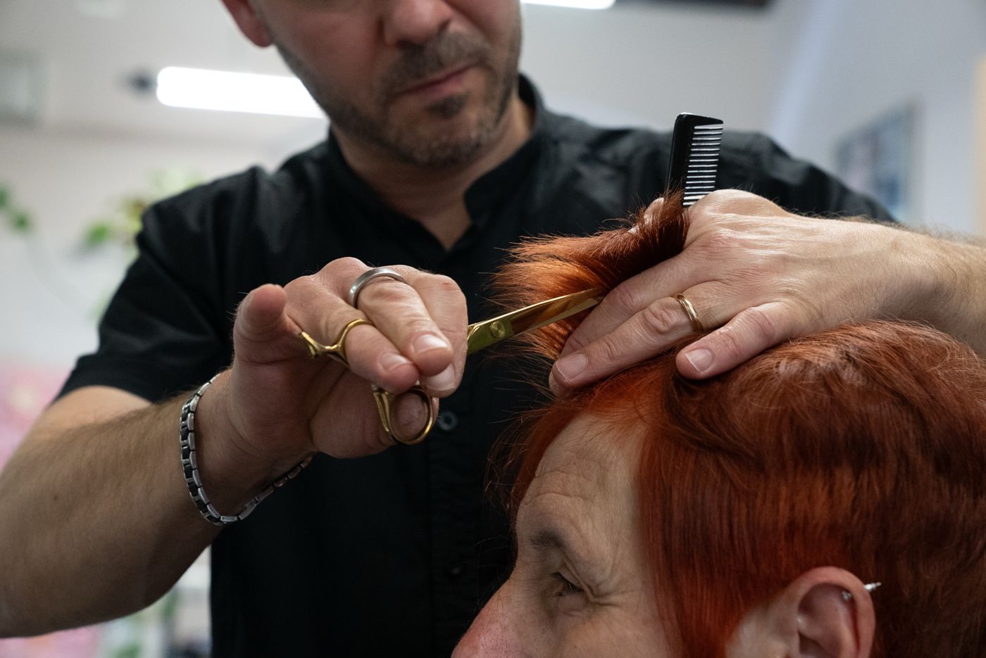 Taglio con forbici su capelli rossi