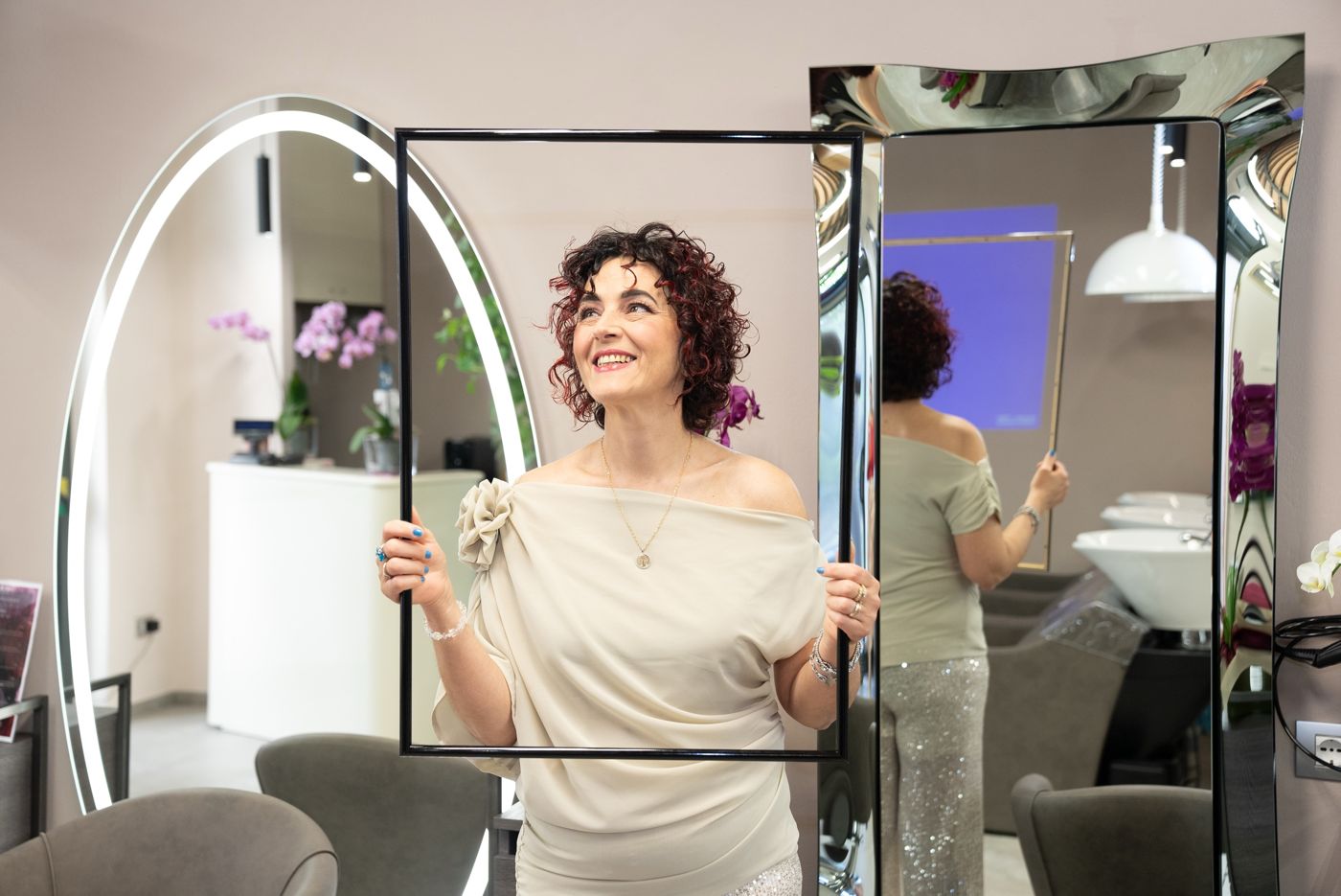 Cliente felice con la cornice nel salone
